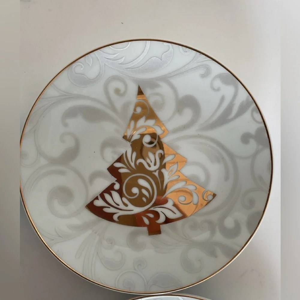 Pier 1 Christmas Tree Appetizer Plates set of Four. NWT